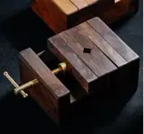 Etau pour en bois pour graver son sceau | 檀香木印床