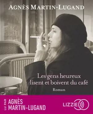 Les gens heureux lisent et boivent du café