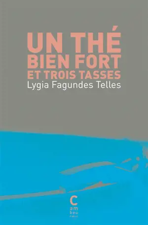 Un thé bien fort et trois tasses