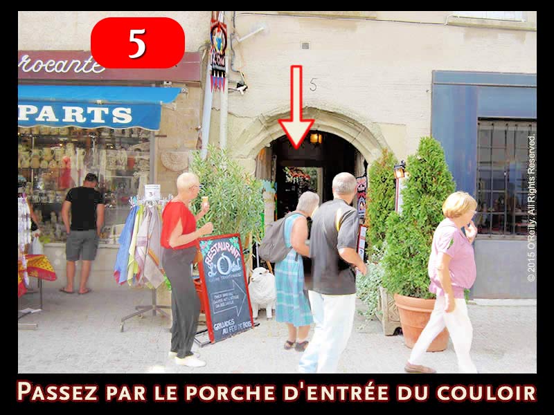 Passez par le porche d'entrée