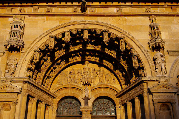 OTAA_HomePage_ca-minteresse_artisans-eglise_fronton_Saint-Maurille_Vouziers.jpg