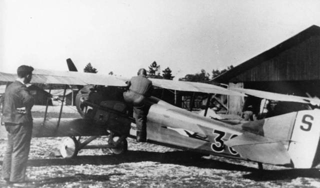 Roland GARROS montant à bord de son SPAD XIII
