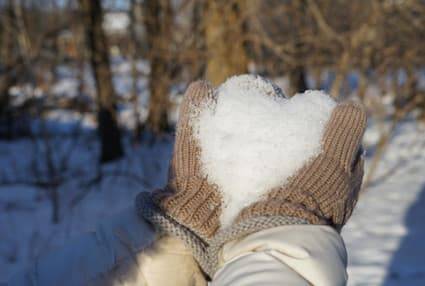 PAD_Saint-Valentin_amour_Hiver_coeur_gants_parc_loup_Unsplash_425x286.jpg