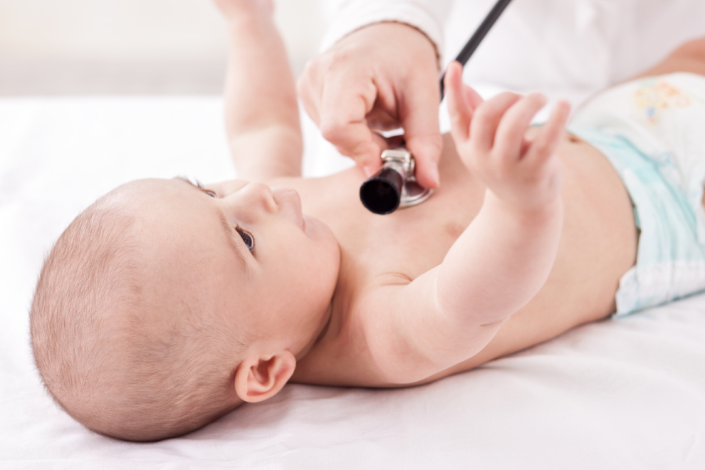 Pediatra visita con uno stetoscopio un neonato affetto da bronchiolite
