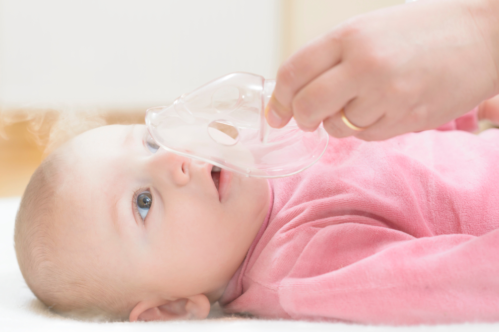 Mamma effettua un aerosol al suo bebè affetto da bronchiolite
