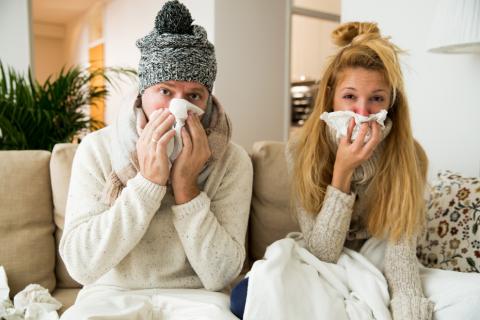 Due giovani donne colpite dall'influenza sono costrette a stare a casa sul divano