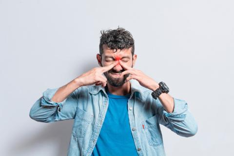 uomo soffre di congestione nasale