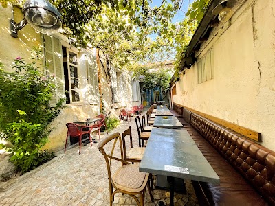 Le Hive Bar & Restaurant