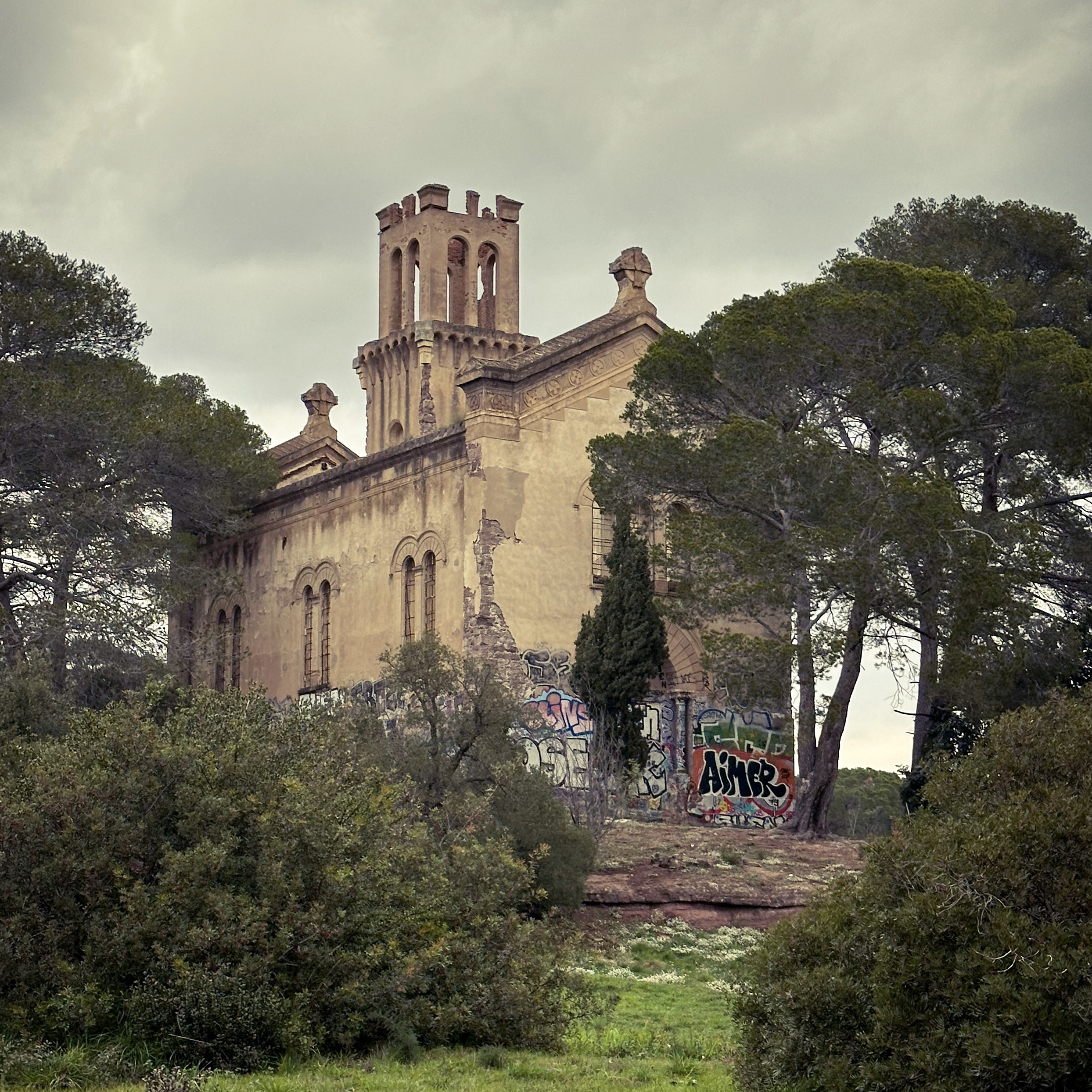 Ancienne chapelle ruinée (St Joseph de Valescure)