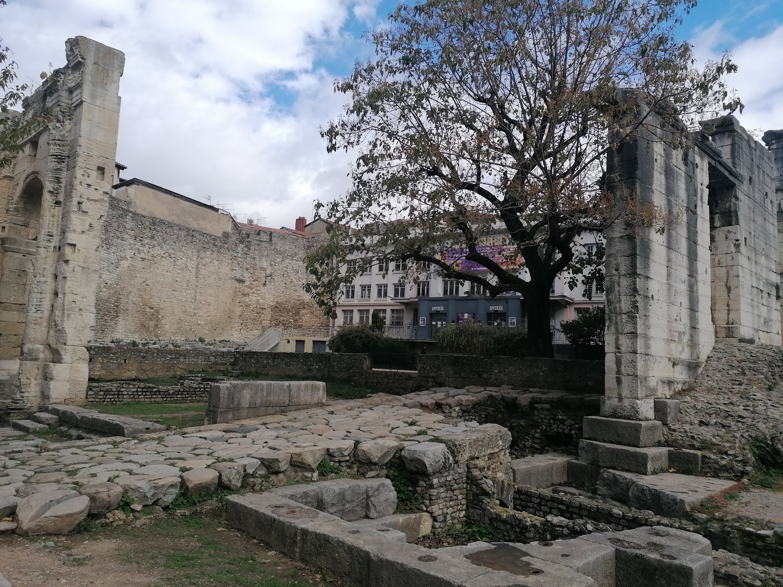 Photo 4 de Temple romain d'Auguste et de Livie