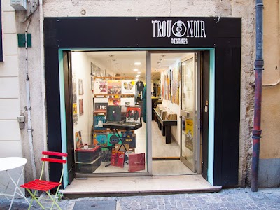 Photo 4 of Trou Noir Disques