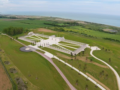 Photo 2 de Mémorial britannique de Ver-sur-mer et ses géants
