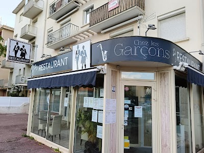 CHEZ LES GARCONS