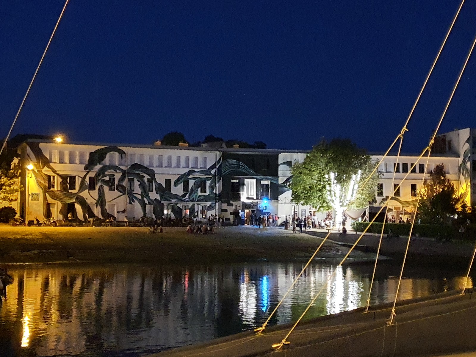 Photo 4 de B.R.E.F Rive Gauche - Bar Ruche Artistique Éphémère