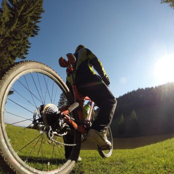 homme à vélo dans la nature