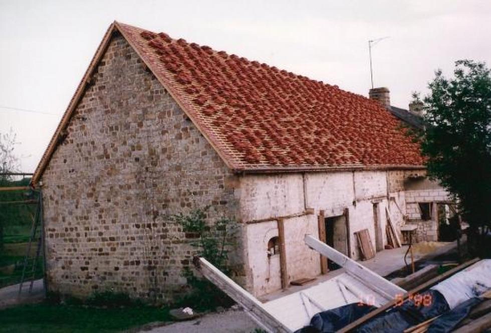 10 mai 1998, les tuiles en cours de pose sur la façade Ouest de la ferme.