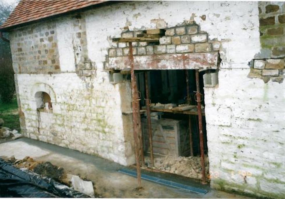 23 janvier 1999, le maçon vient de remédier aux défauts les plus flagrants d'une autre partie de la façade Ouest de la ferme.