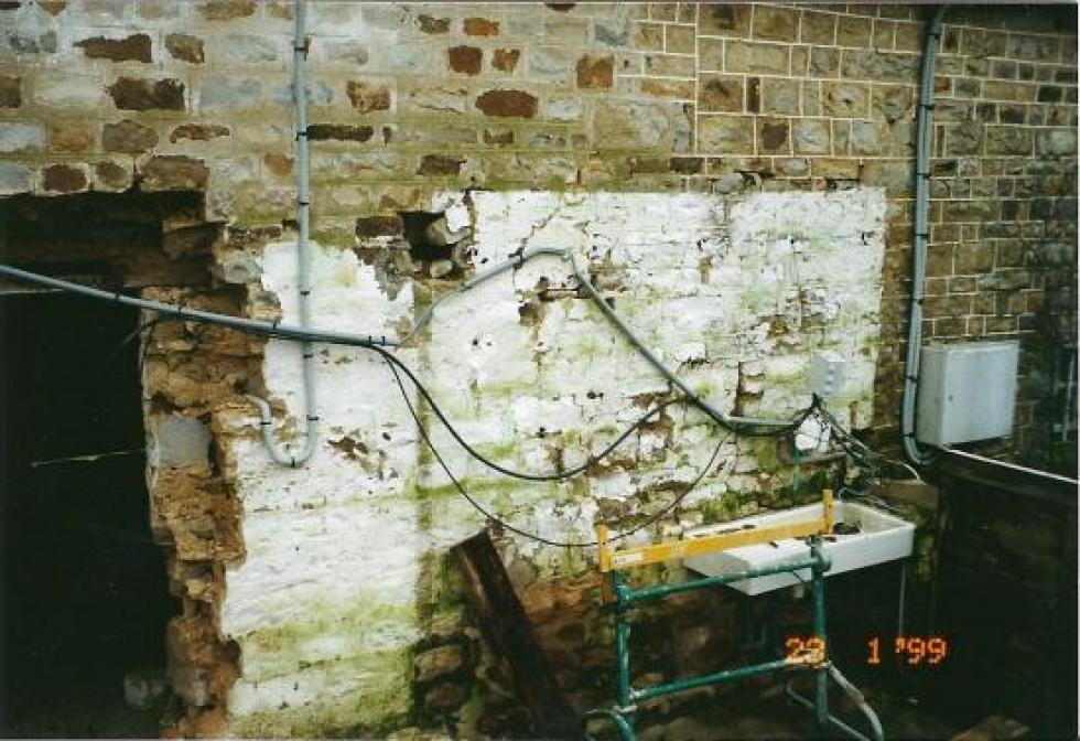 23 janvier 1999, aperçu d'une partie de la façade Ouest de la ferme juste avant que le maçon ne la retouche.