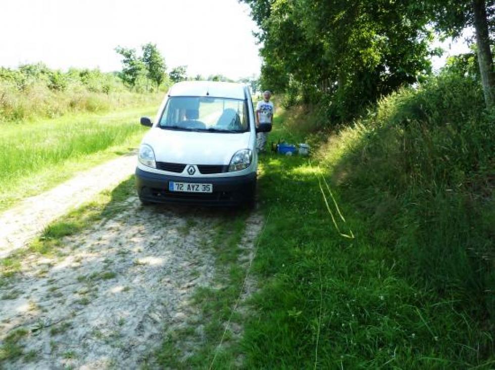 26 juillet 2012, le véhicule des intrus et l'homme qui s'est présenté comme leur chef.