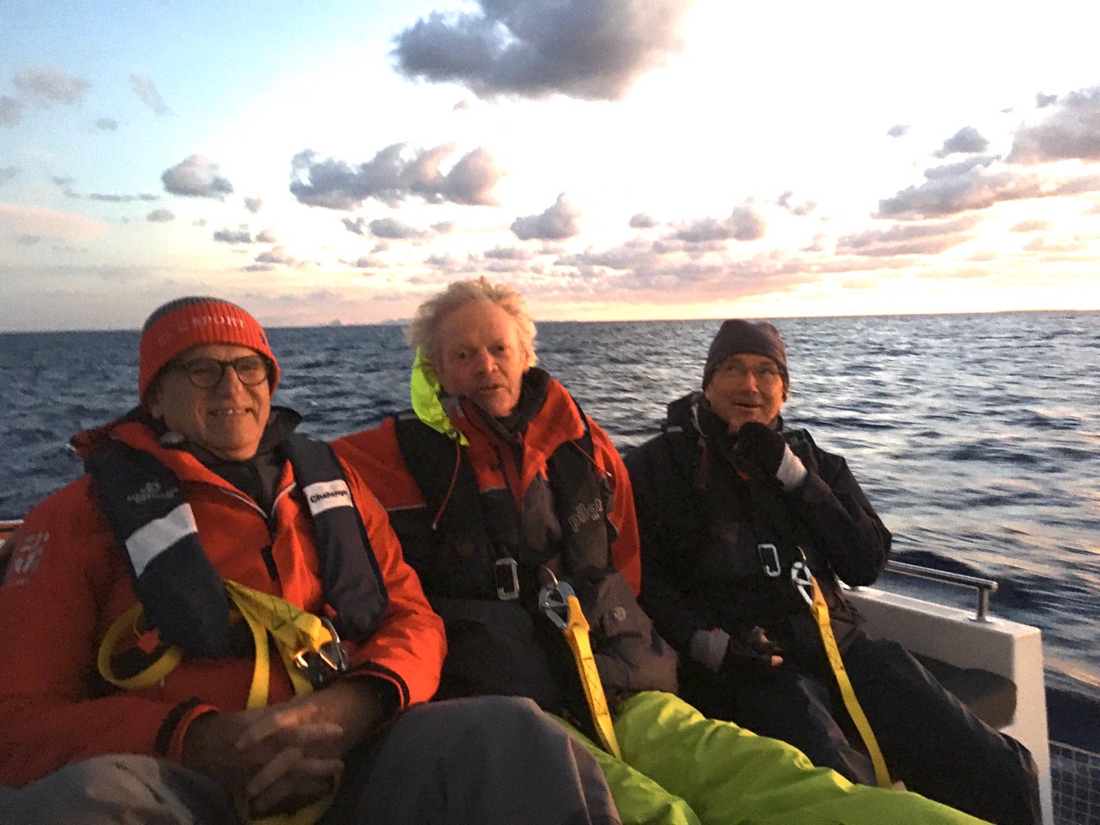 Croisière catamaran méditerranée L'équipage au levée du soleil
