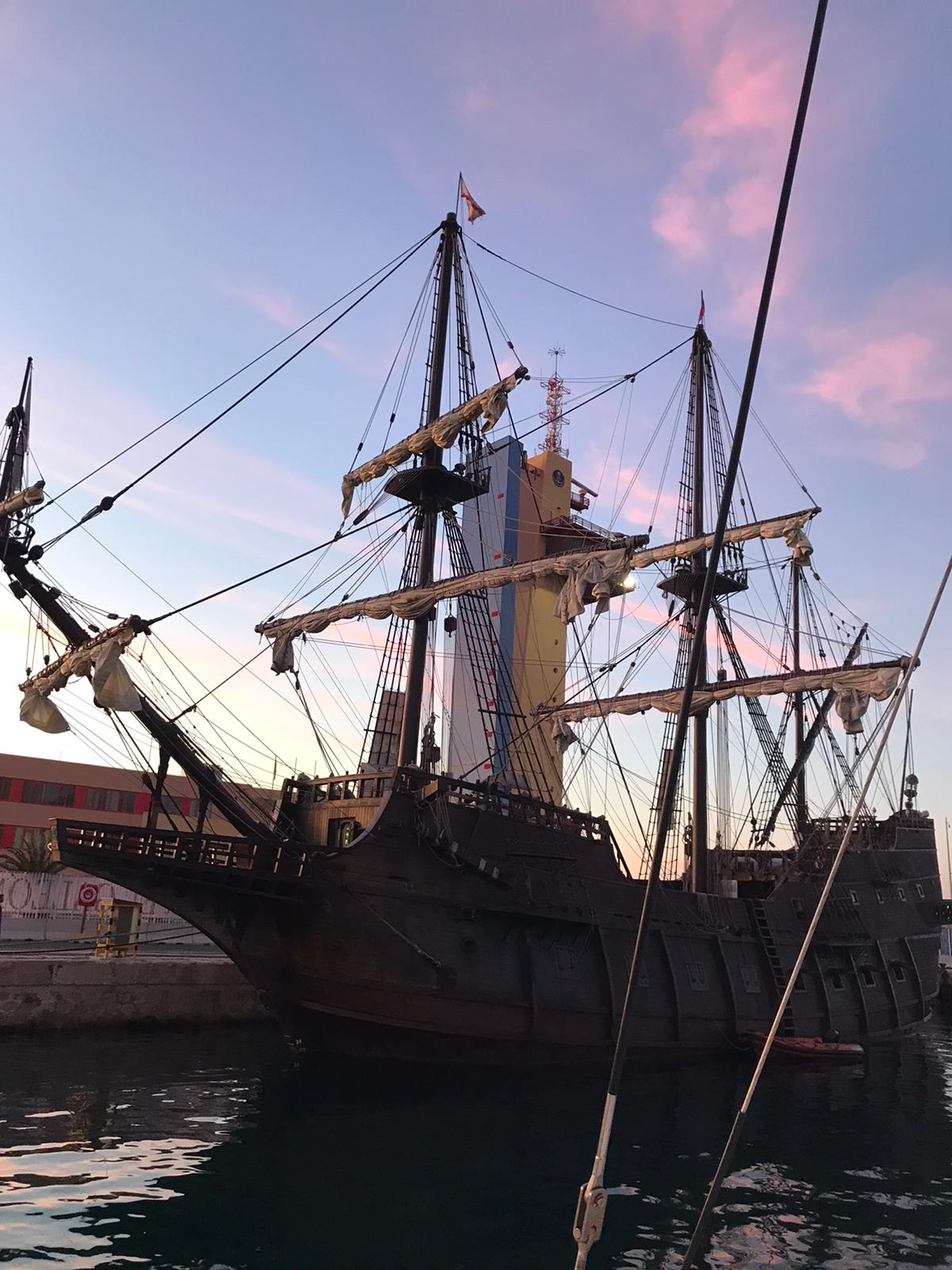 Rencontre avec la Santa Maria à Almeria lors d'une croisière en catamaran en Méditerranée