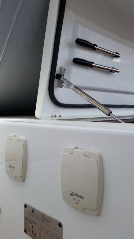 Vérification de l'emplacement des pompes de cale à main