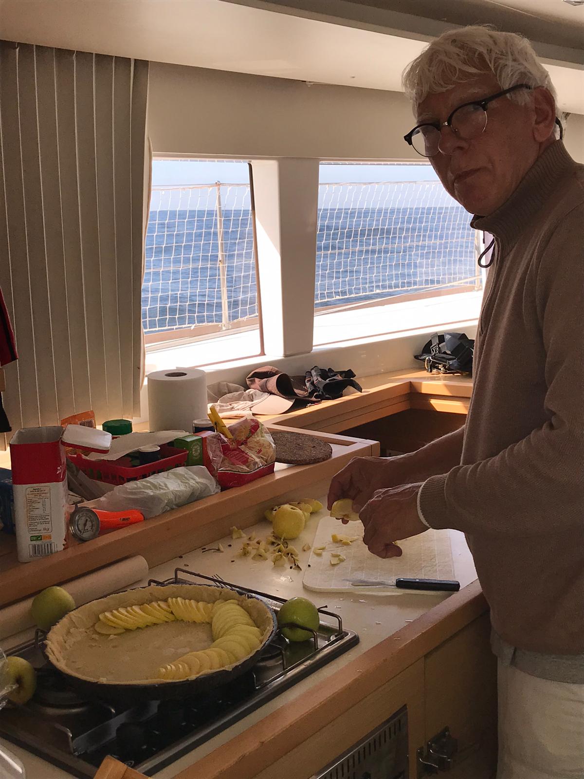 Confection d'une tarte aux pommes au cours d'une croisière catamaran en méditerranée
