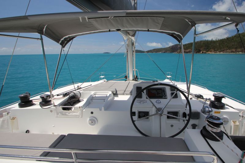 Lors de la location de votre catamaran, placez vous au poste de pilotage pour vous mettre en situation et posez toutes questions utiles au loueur