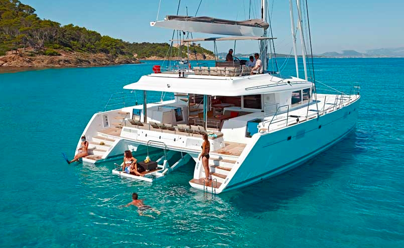 Catamaran au mouillage et équipage prêt à la baignade! une location réussie