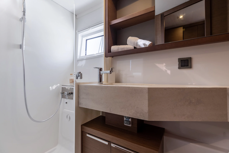 La salle de bain du Lagoon 46 en version 4 cabines et 4 salles de bain