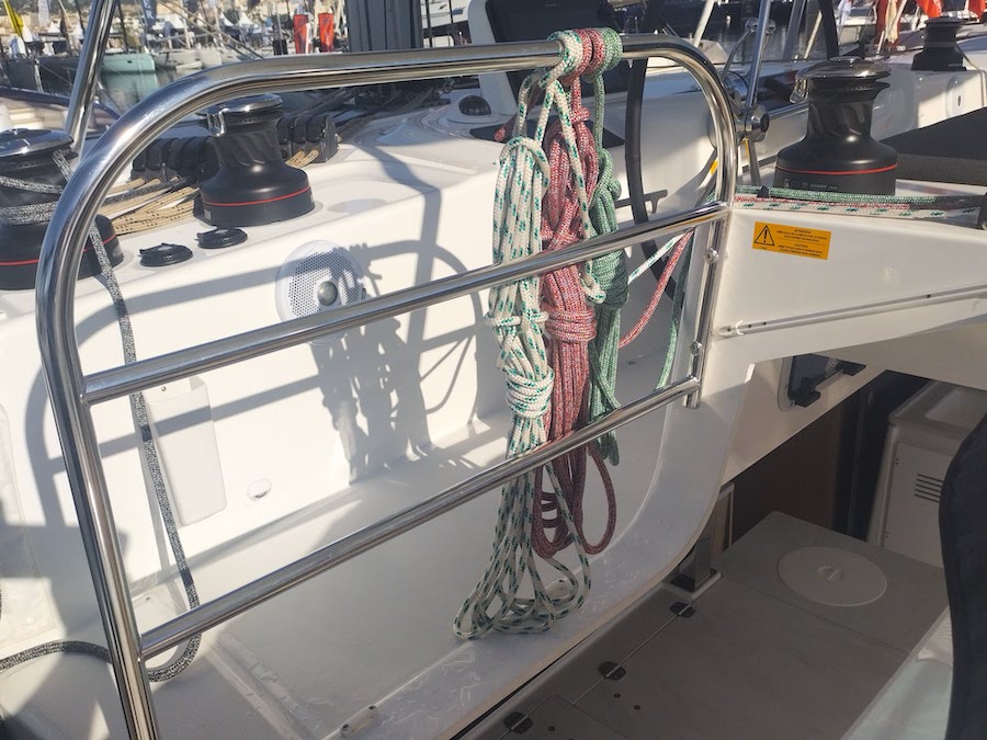 Ce balcon installé sur le fly bridge du Lagoon 46 permet de lover les bouts et de se tenir par mer formée