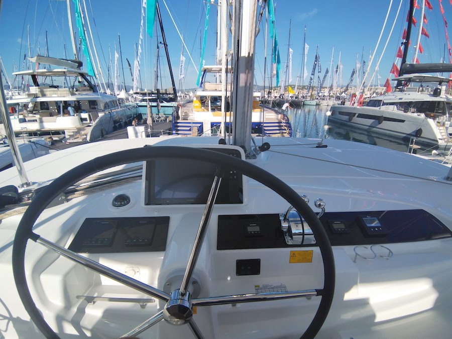 Poste de barre du fly bridge du Lagoon 46