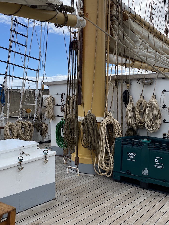 Pied de l'un des 4 mâts du Santa Maria Manuela et le pont en teck digne d'un yacht luxueux !