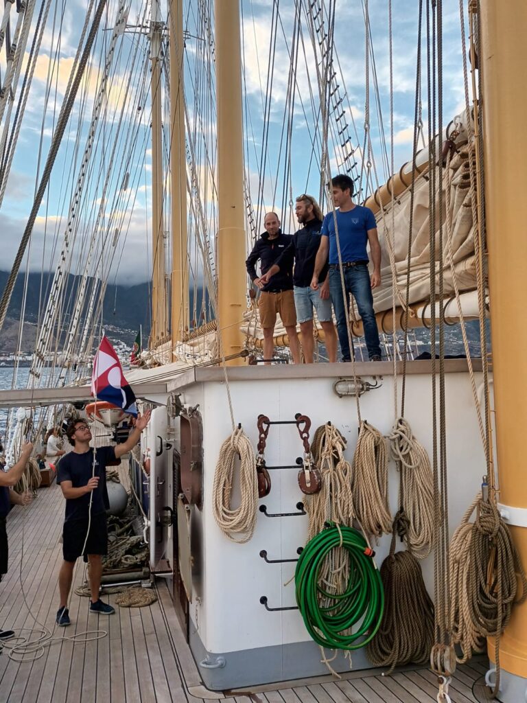 Le Santa Maria Manuella levant les couleurs du club VOG