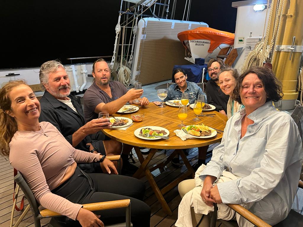 Les équipiers au cours du diner sur le Santa Maria Manuela