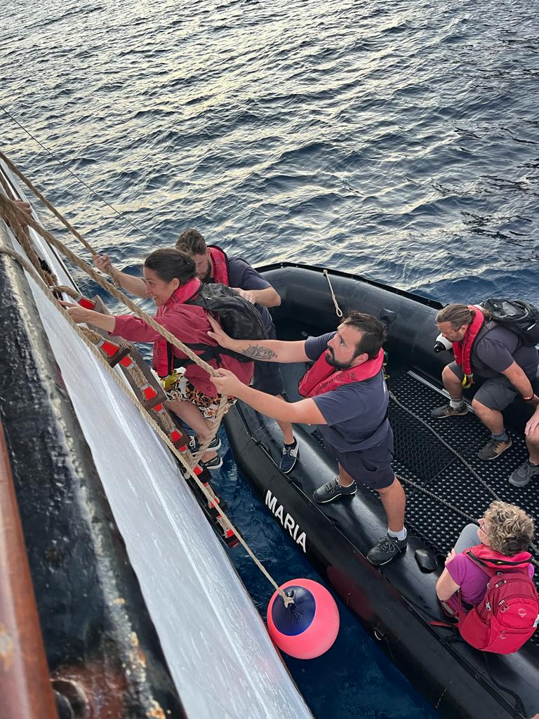 Embarquement et débarquement à flanc de coque en annexe pour se baigner au large