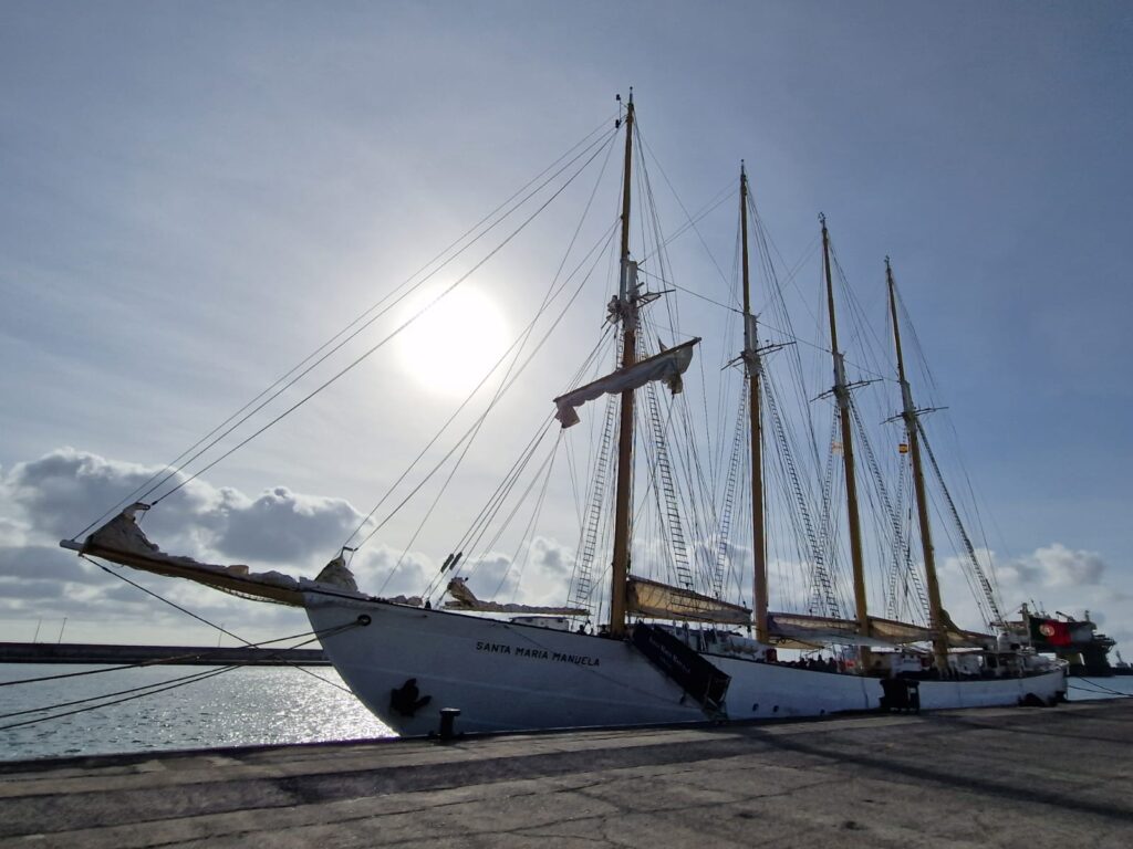 Le Santa Maria Manuela sur le quai du port de Ténérife aux Canaries