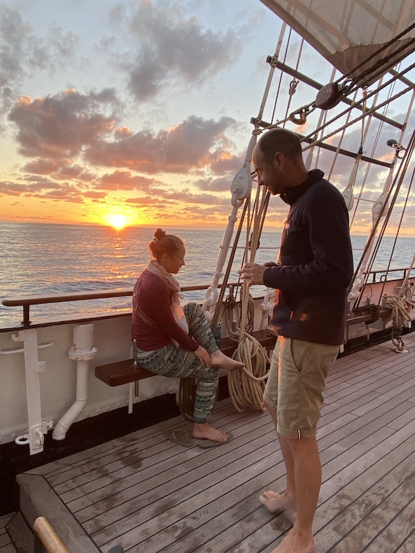 Discussion au petit matin entre les premiers levés sur le grand voilier Santa Maria Manuela 