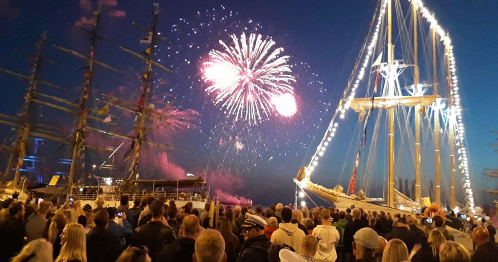 Feu d'artifice au rassemblement maritime de grands voiliers Brest 2024