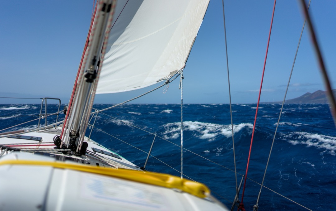 Stages de voile pour adultes en France : 10 stages conviviaux et adaptés aux voyageurs solos (2026)