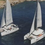catamarans naviguant en Grèce dans le Péloponnèse