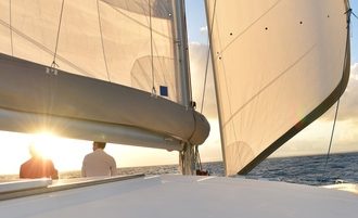 transatlantique en voilier : 2 équipiers sur un catamaran