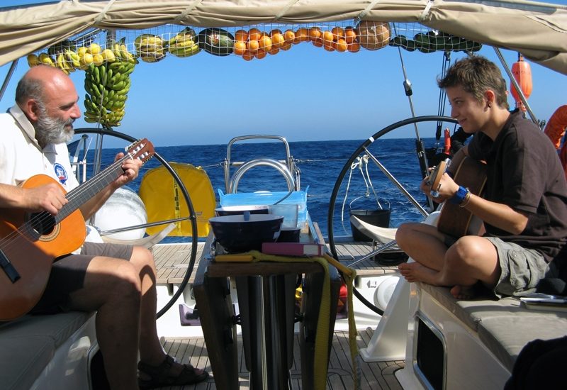 bateau-stoppeur heureux jouant de la guitare