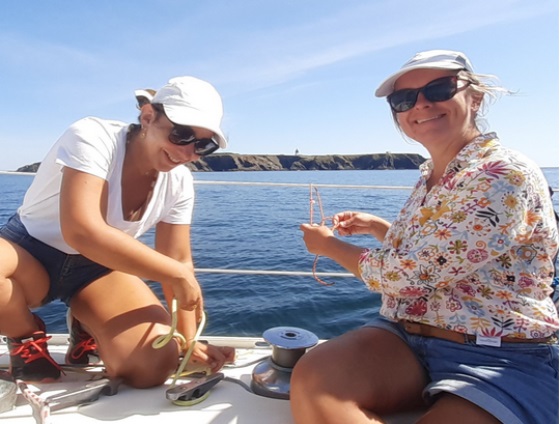 Equipières à la manoeuvre sur un voilier