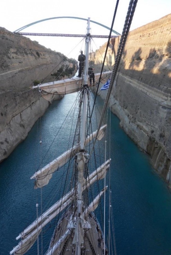Le Belem traversant le canal de Corinthe en Grèce ramenant la flamme Olympique