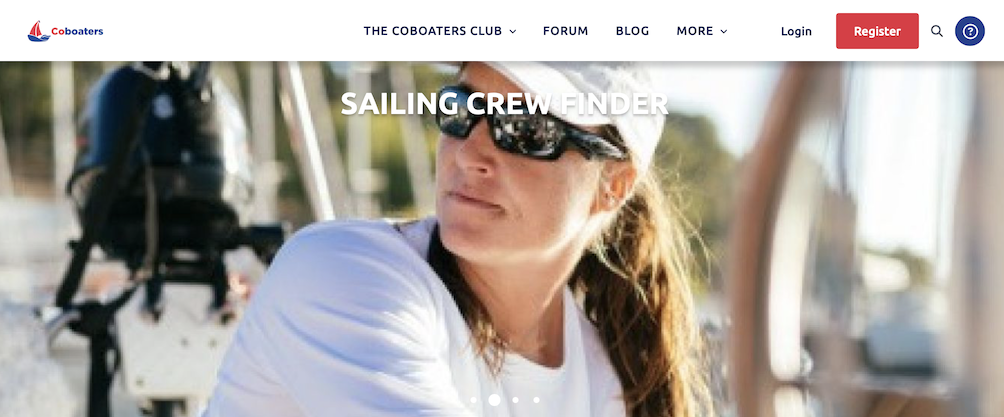 Skipper femme USA effectuant une manoeuvre de port