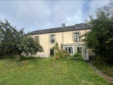 Maison bretonne typique à Callac – 172 m² à finir de rénover, grand jardin