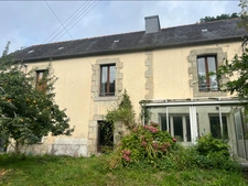 Maison bretonne typique à Callac – 172 m² à finir de rénover, grand jardin