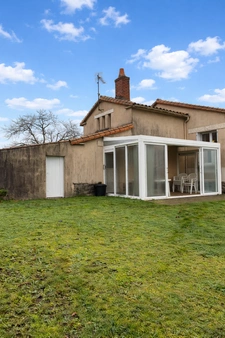 Maison à rénover avec grand terrain constructible- Saint-Pie