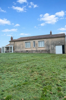 Maison à rénover avec grand terrain constructible- Saint-Pie